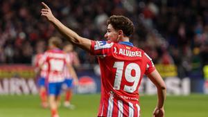 El Atlético de Madrid estudia denunciar al FC Barcelona ante la FIFA por Julián Álvarez