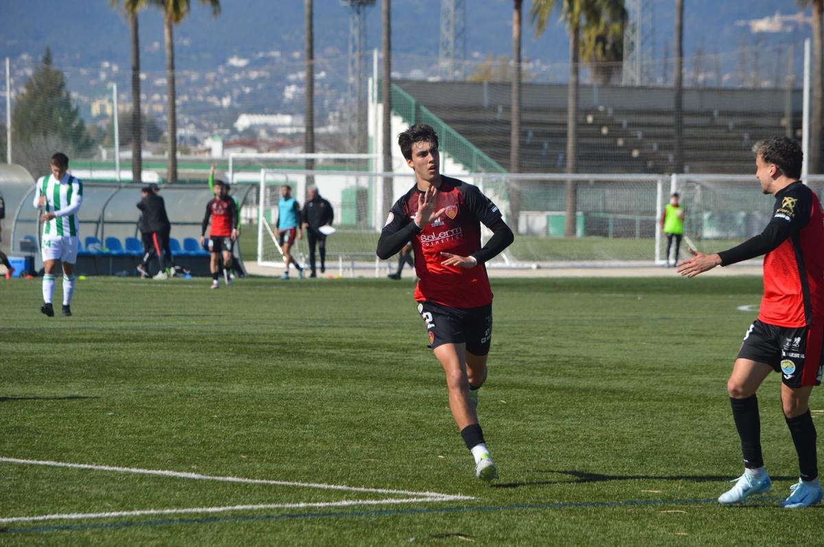 Rafael Capilla festeja su tanto sobre la bocina en la Ciudad Deportiva.