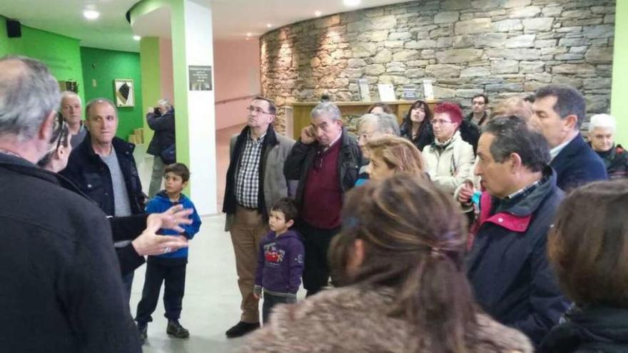 Un grupo de visitantes atiende a una de las monitoras del Centro del Lobo.