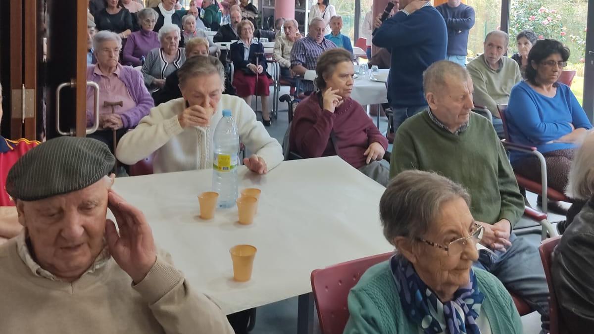 Los mayores de la Residencia Sierra del Cuera, en Posada de Llanes, disfrutan de un sábado de comida intercultural