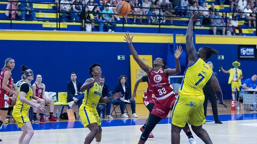 Mawuli lanza a canasta ante la oposición de James en Canarias.