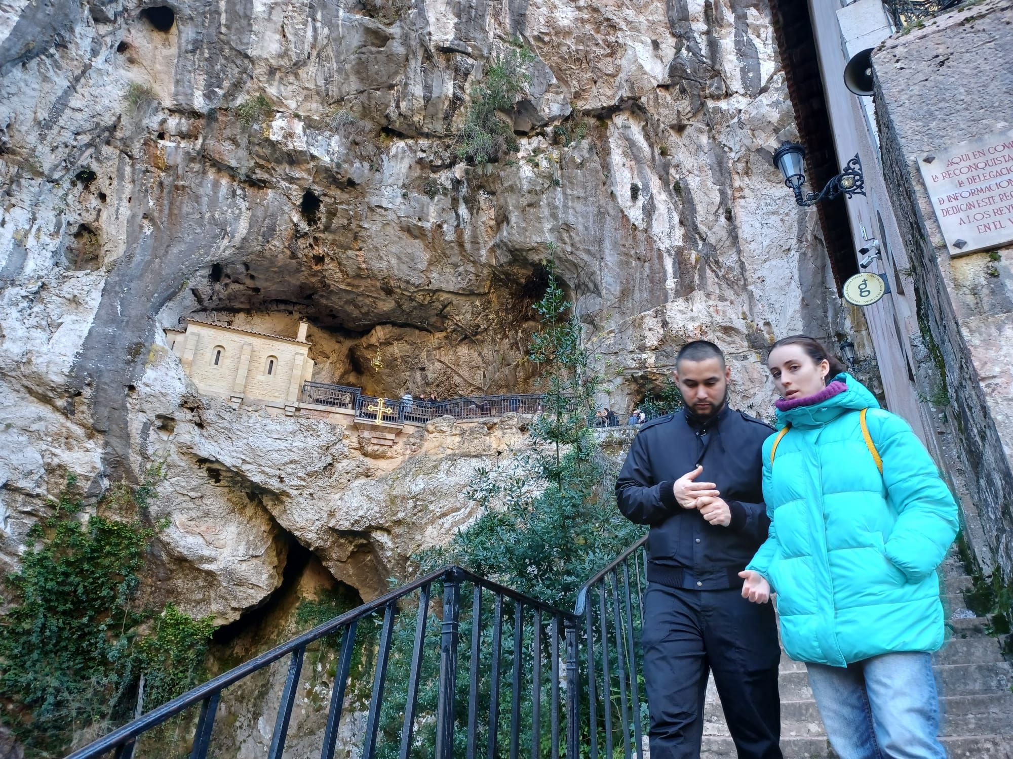 Leones de Papa, jardines de Príncipe y camposanto secreto, las mil y una curiosidades de Covadonga