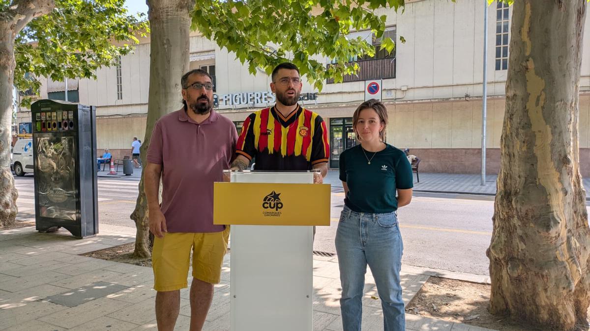 Dani Cornellà, Xavier Colomer i Txell Pairó, dimarts davant l'estació de Figueres