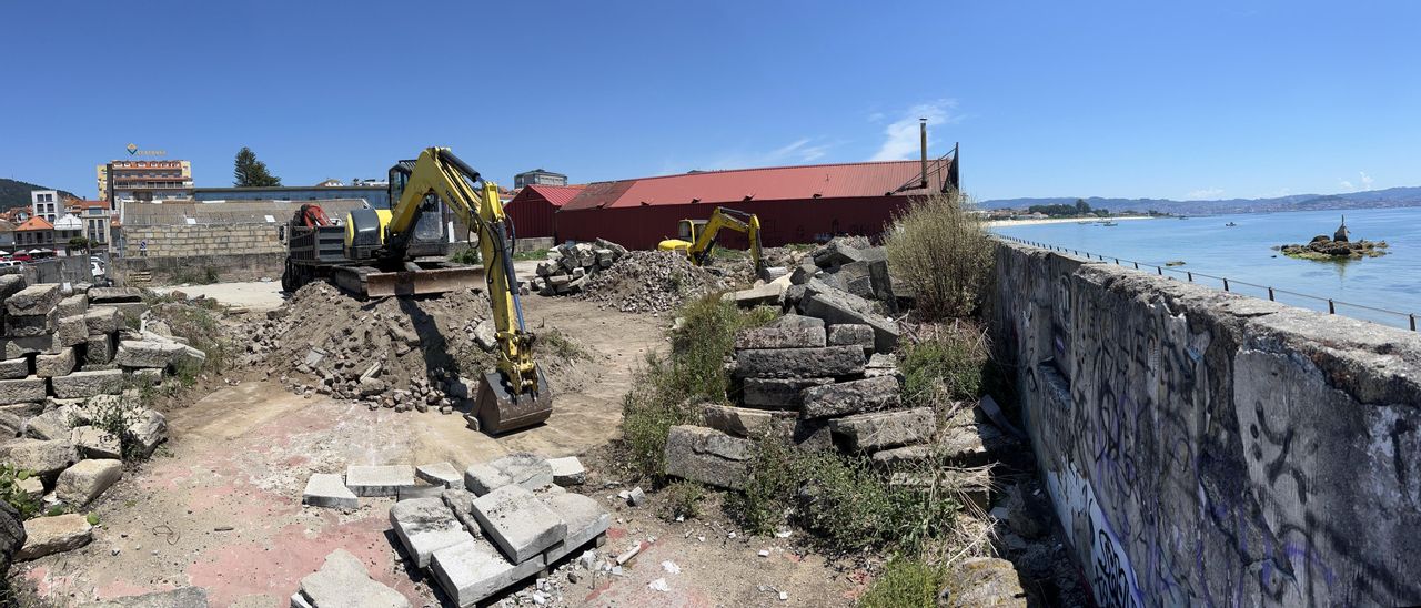 Operarios con retroexcavadoras trabajan desde ayer en la parcela del frente marítimo de Cangas. // G.N.