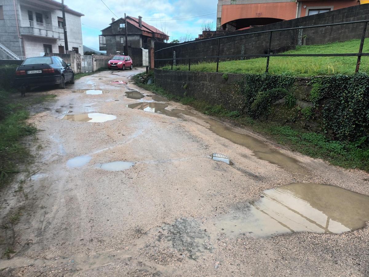 El Camiño da Traida de Chapela, lleno de baches y barro.