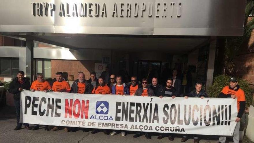 Miembros del comité coruñés de Alcoa, ante el hotel en el que se reunieron con la empresa en Madrid.