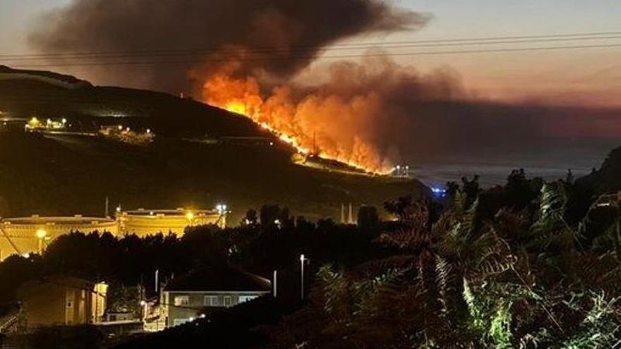 Un incendio junto a la planta de Nostián provoca una columna de humo visible desde toda A Coruña