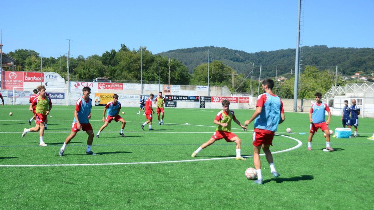 Un momento de un entrenamiento de la pretemporada del Alondras.