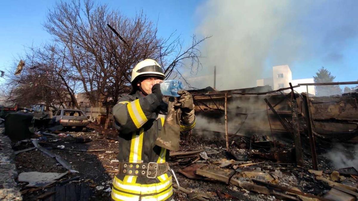 Un bomber en una zona de magatzems i garatges destruïda per l&#039;impacte d&#039;un míssil al districte de Solomyanskyi, a Kiev