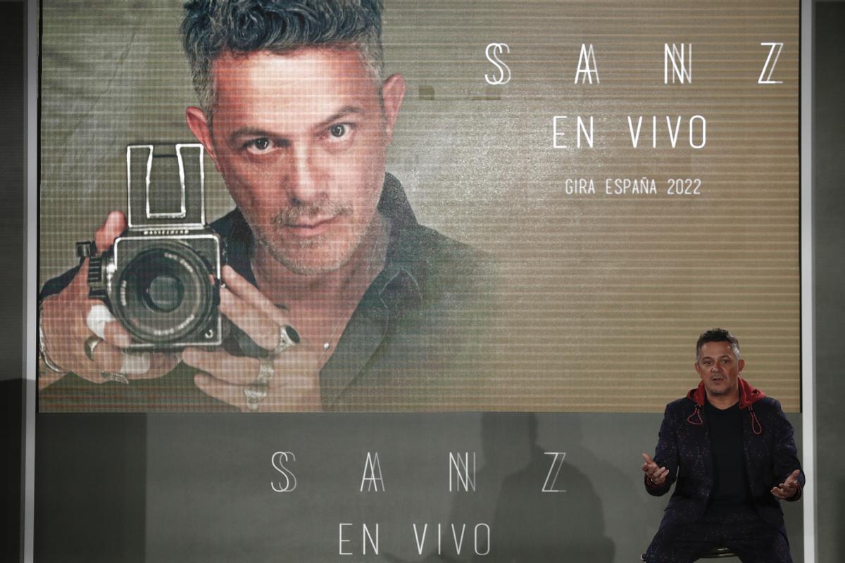 El cantante Alejandro Sanz posa durante la presentación de su gira Sanz EN VIVO España 2022.