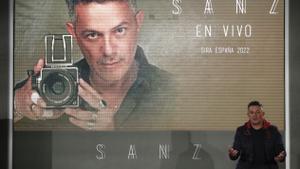 El cantante Alejandro Sanz posa durante la presentación de su gira Sanz EN VIVO España 2022.  