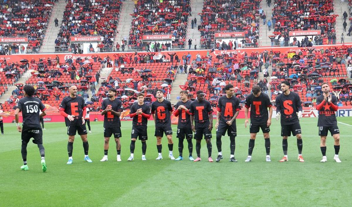 Los jugadores posan con las camisetas de Estrella Damm.