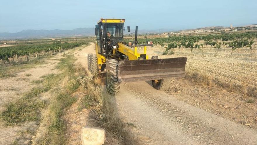 Puesta a punto de los caminos de Longares para la vendimia