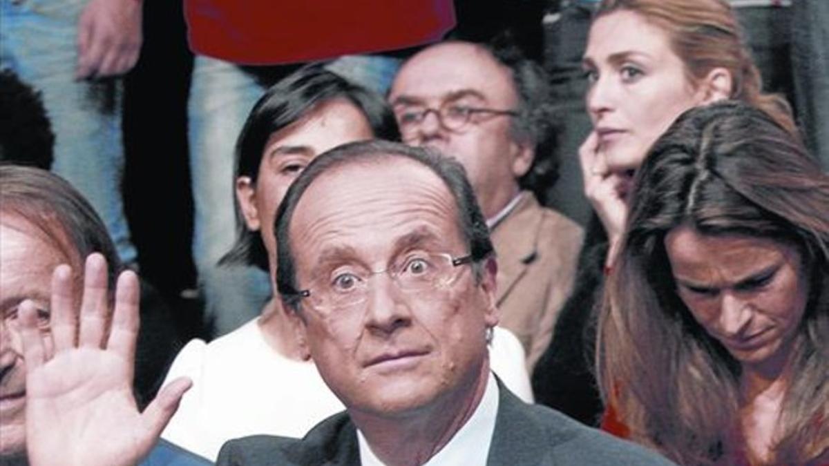 Hollande, en un acto de campaña electoral en octubre del 2011, con Gayet al fondo de la imagen.