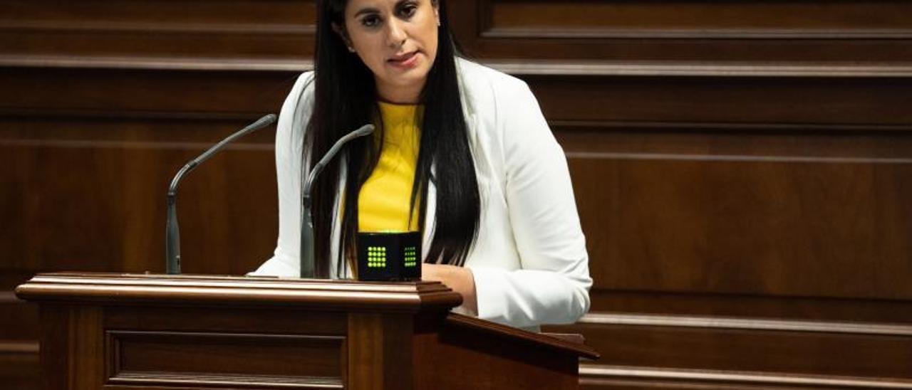 Vidina Espino se dirige al presidente Torres desde la tribuna de oradores. | | RAMÓN DE LA ROCHA / EFE