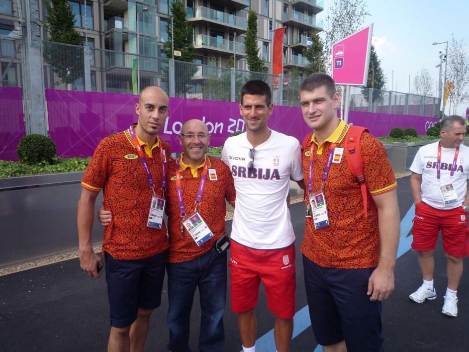 Con Djokovic (en el centro) y los jugadores de balonmano Albert Rocas y Julen Aguinagalde