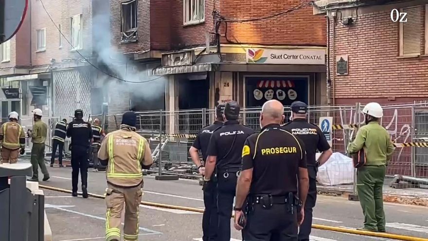 VÍDEO | Así sofocan los Bomberos de Zamora las llamas tras la explosión en Regimiento de Toledo