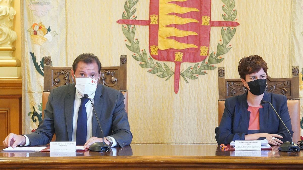 El alcalde de Valladolid junto a la concejala de Medioambiente, durante la rueda de prensa de hoy.