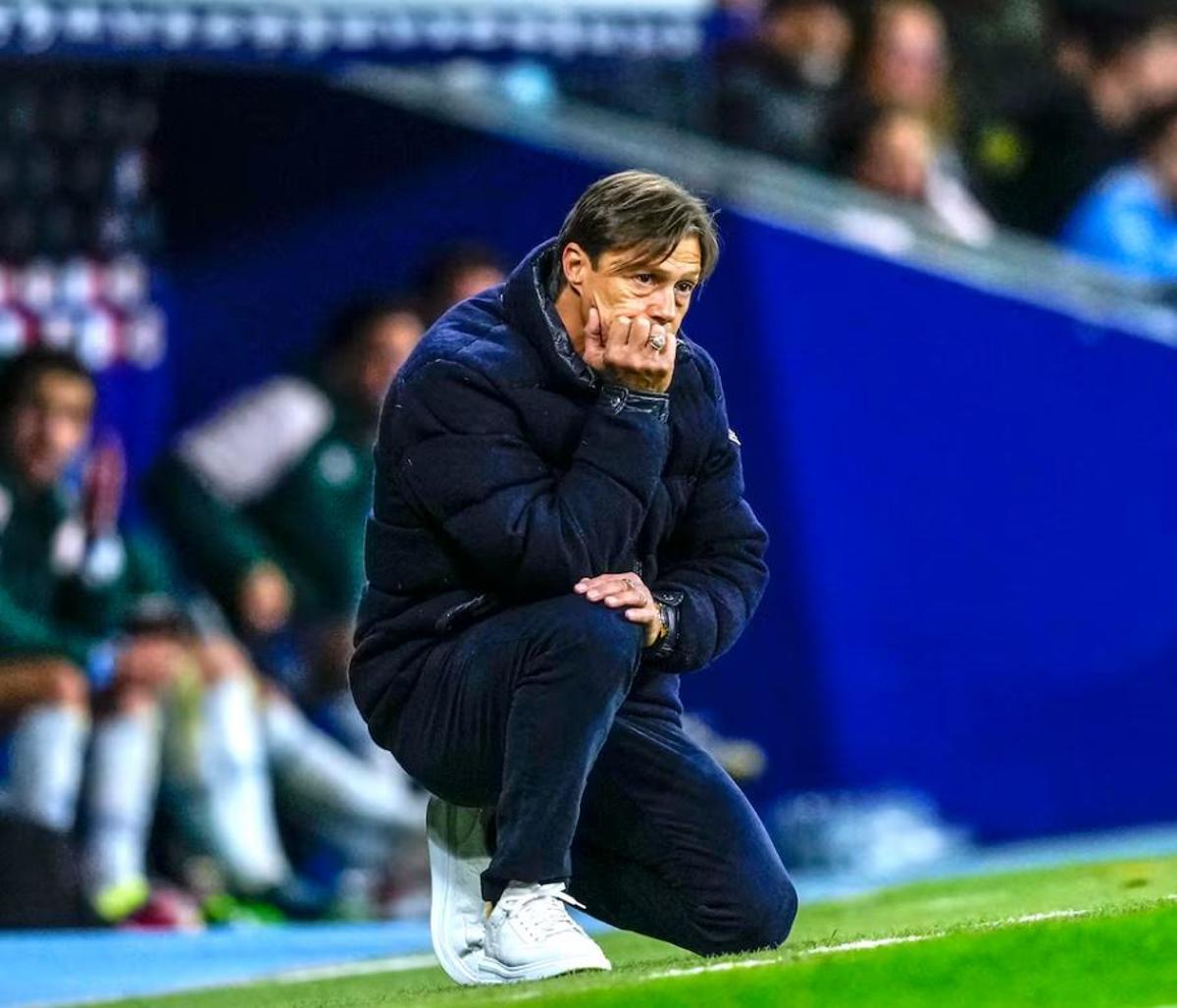 Matías Almeyda, serio en el banquillo del Sevilla FC, en plena crisis deportiva e institucional.