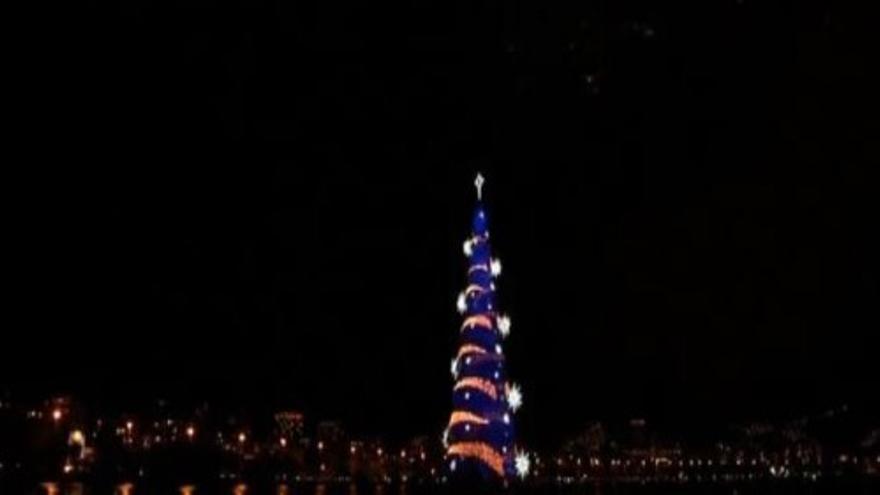 Brasil enciende el árbol de navidad flotante más grande del mundo
