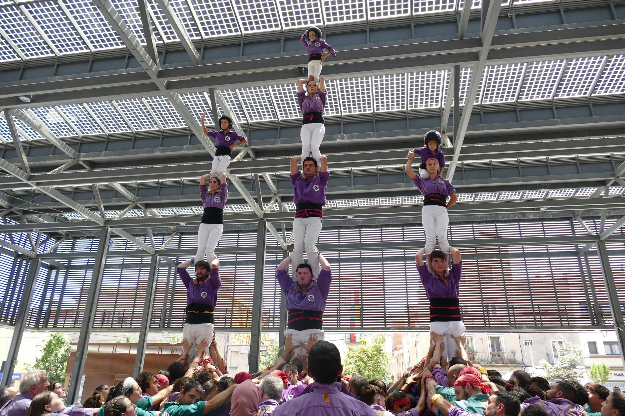 La plaça Catalunya de Figueres s’omple de castells en una Diada de Sant Pere marcada per calor