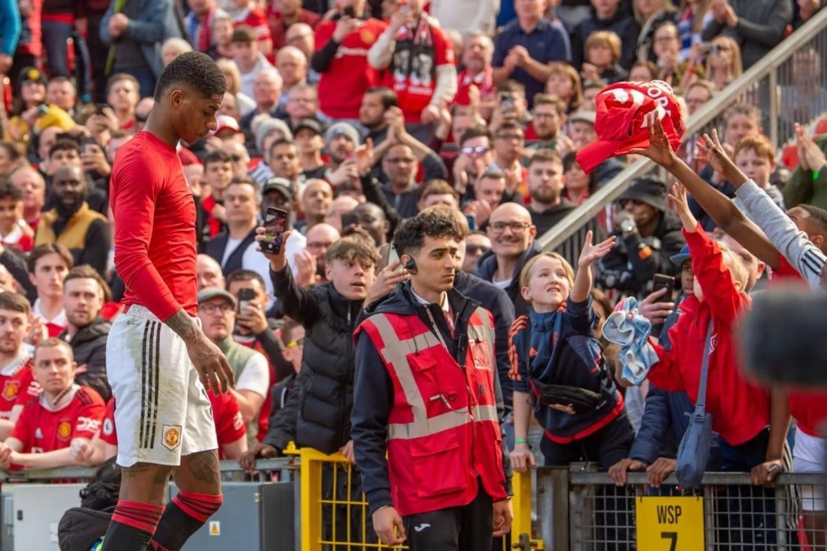 Rashford lanzó su camiseta al público tras marcharse lesionado