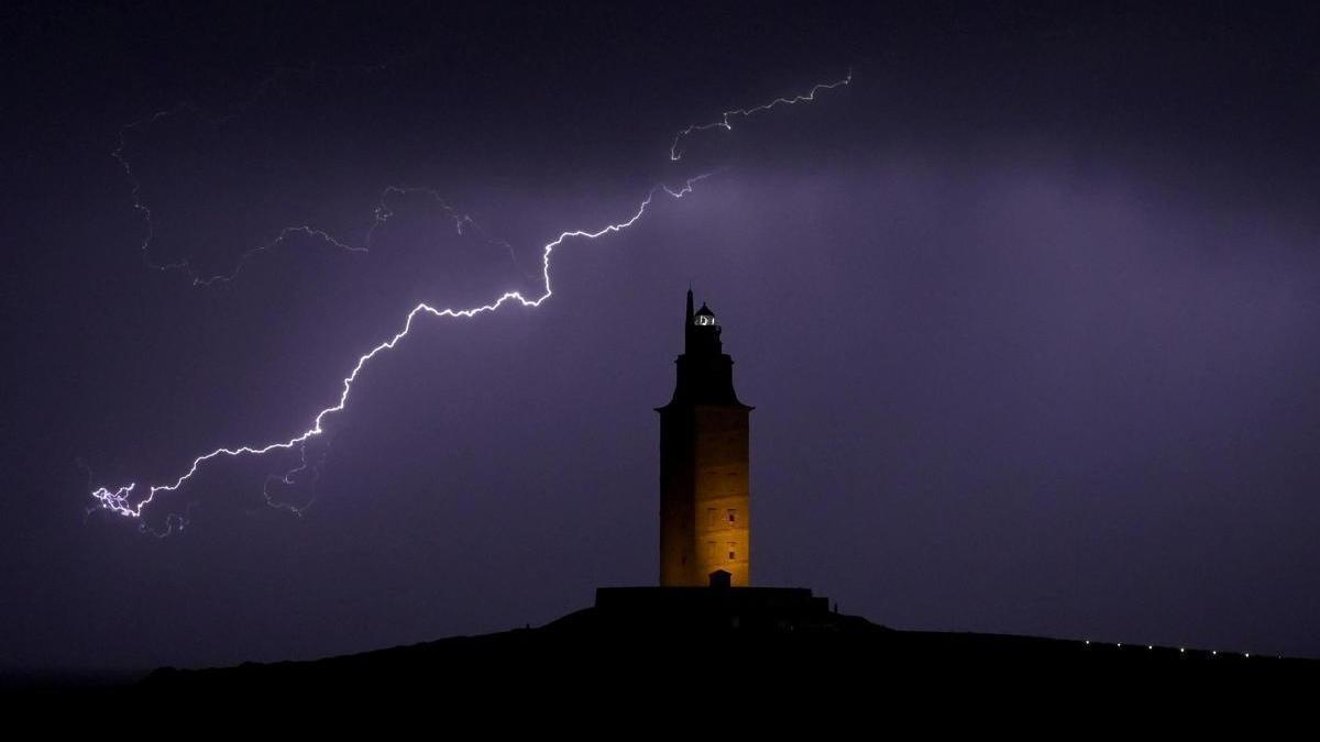 Tormenta con rayos en la Torre de Hércules