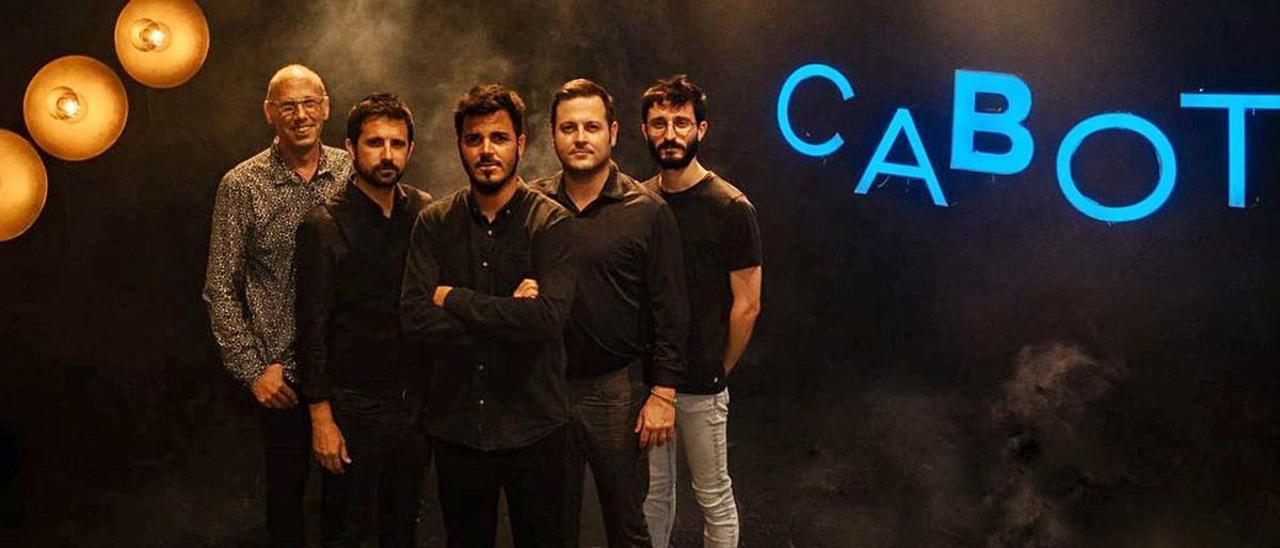 El grupo Cabot, con el productor Toni Pastor, que ha repetido en esta nueva entrega discográfica.