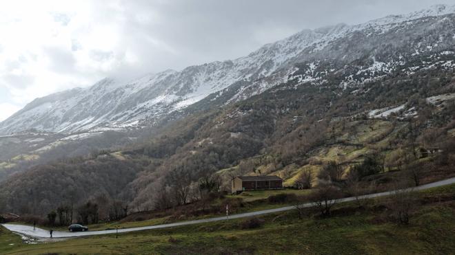 EN IMÁGENES: El Angliru, un puerto que se convierte en una ratonera en invierno para los que se saltan la prohibición de subirlo