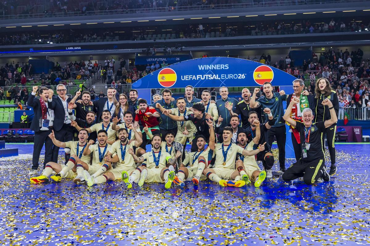 La selección española, con David Novoa, celebra su título de campeona de Europa