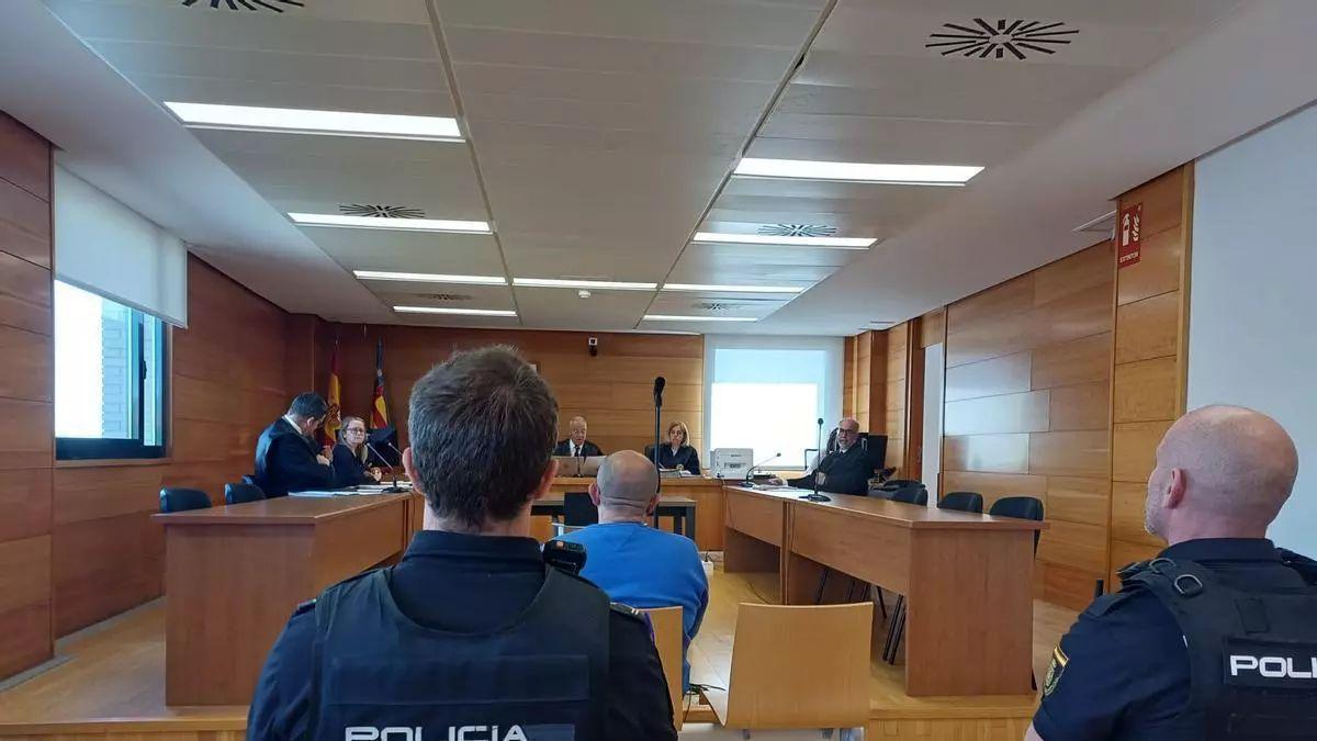 El acusado, custodiado por agentes del Cuerpo Nacional de Policía, en el juicio celebrado el 18 de mayo del 2026