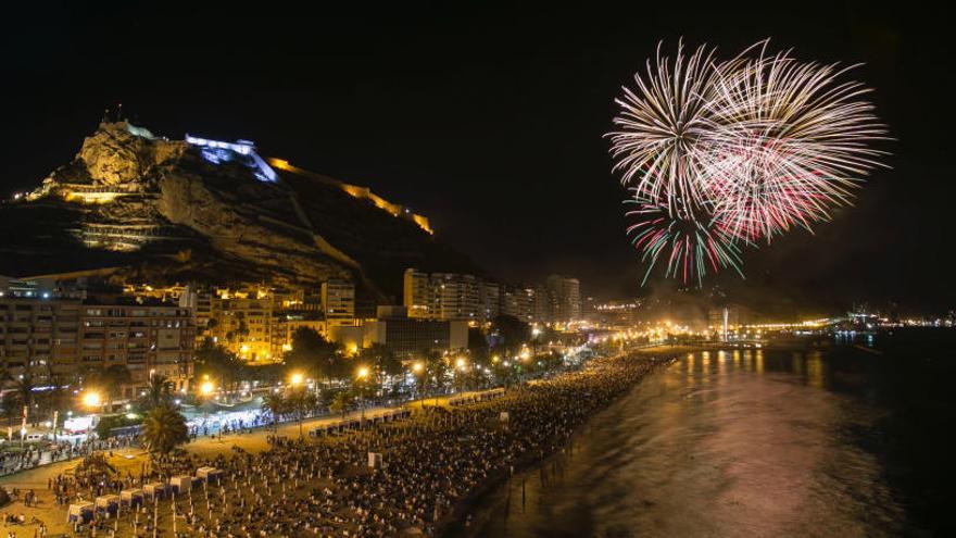 Fuegos que abarrotan la playa del Postiguet tras la Cremà de las Hogueras