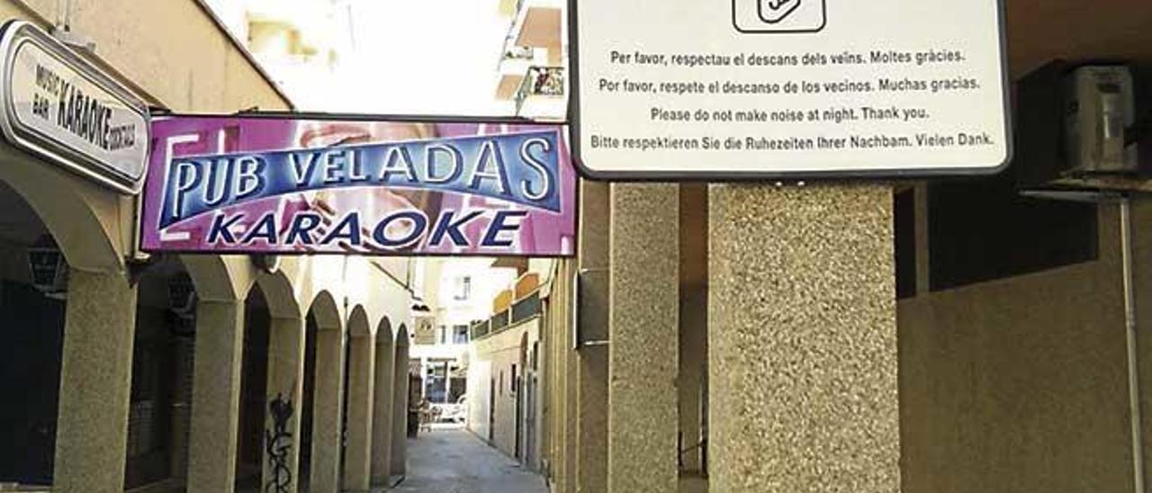 Uno de los dos carteles que ha colocado el Ayuntamiento de Alcúdia.