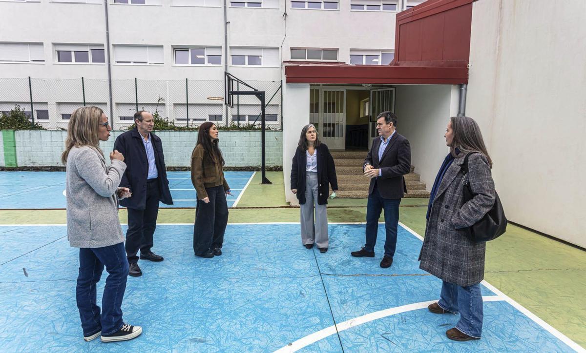 Román Rodríguez visitó ayer el centro educativo forcaricense. | CEDIDA