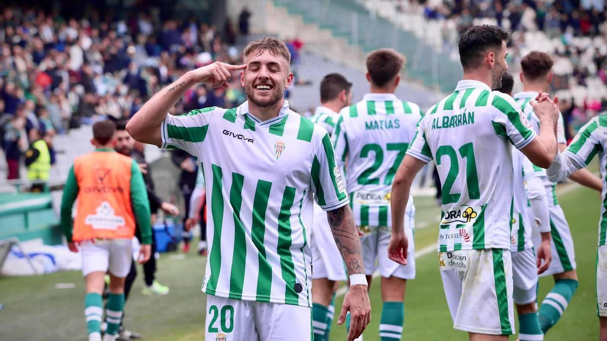 Antonio Casas celebra un gol durante este curso en El Arcángel.