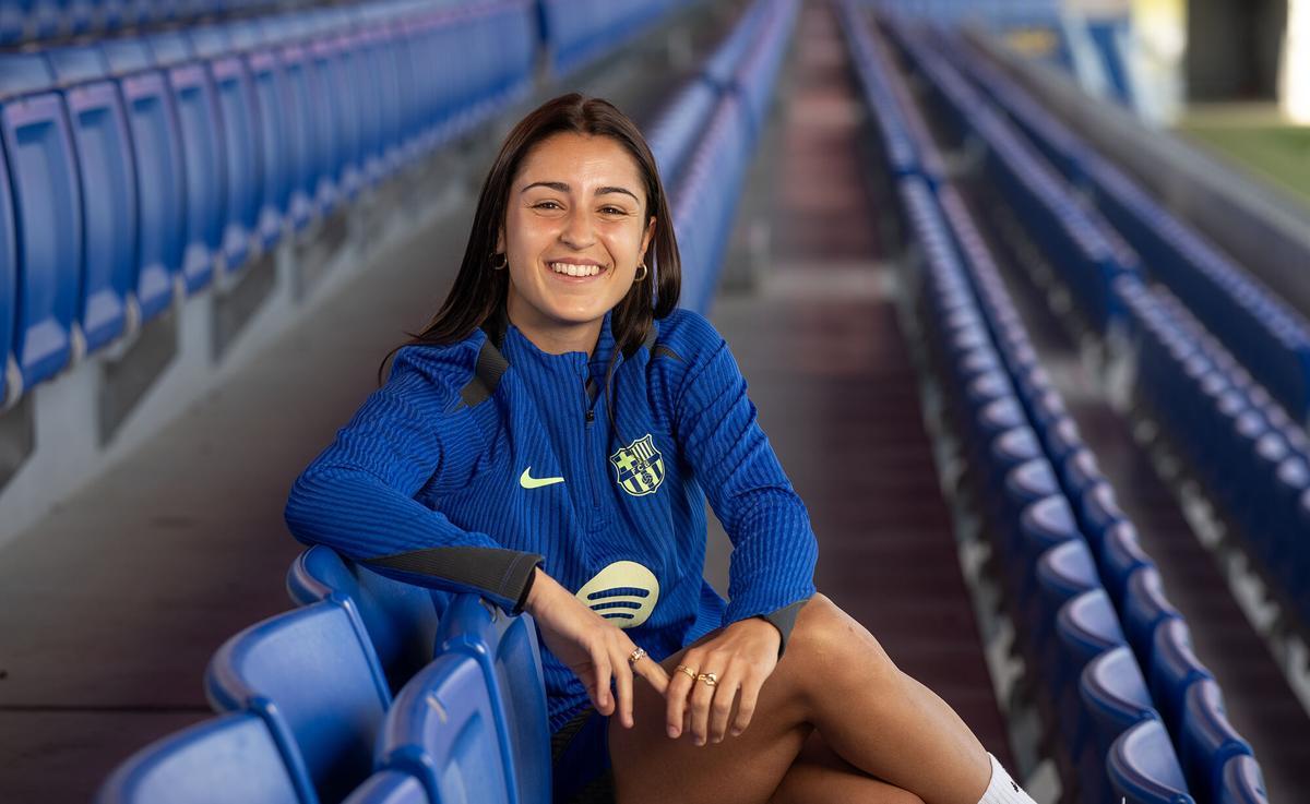 Sant Joan Despi 21.05.2025 Deportes La jugadora del FC Barcelona, Jana Fernández, fotografiada en las gradas del estadio Johan Cruyff tras la entrevista. Fotografía de Jordi Cotrina