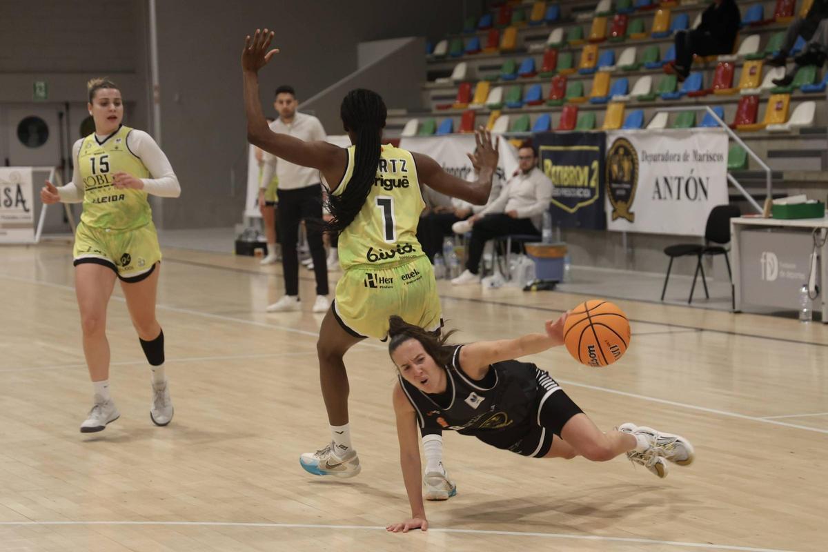 Blanca Manivesa pierde el equilibrio tras un contacto con Mertz.