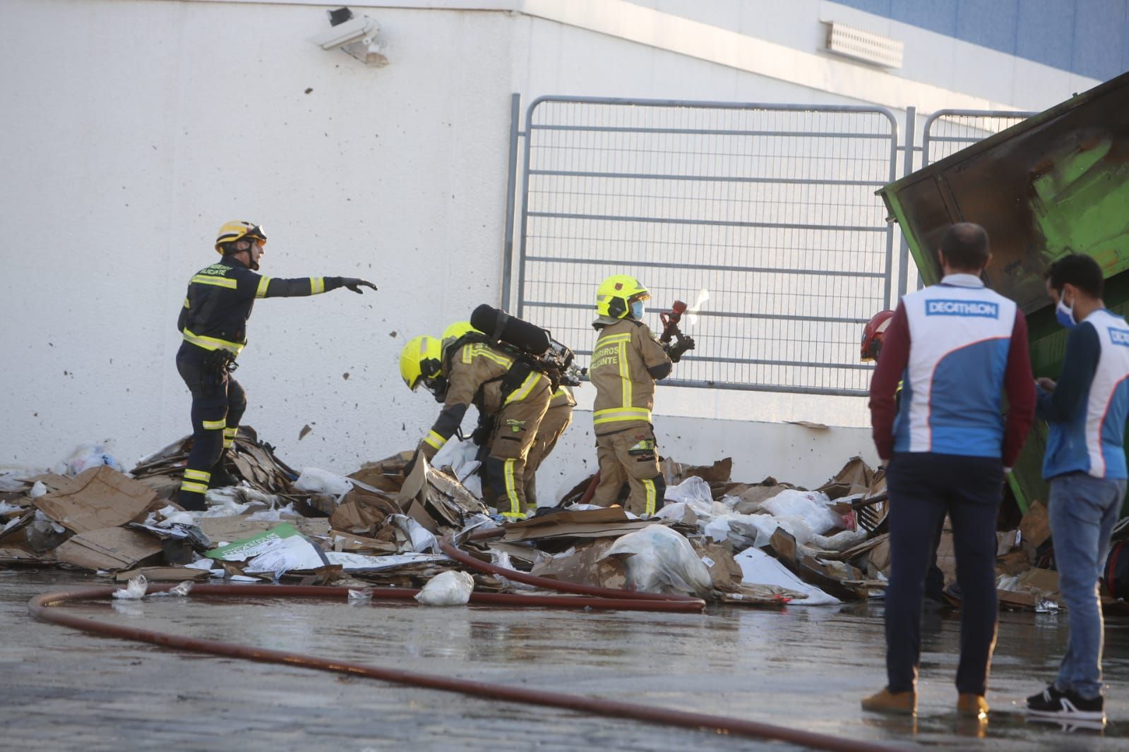Los bomberos sofocan un incendio en Decathlon Alicante