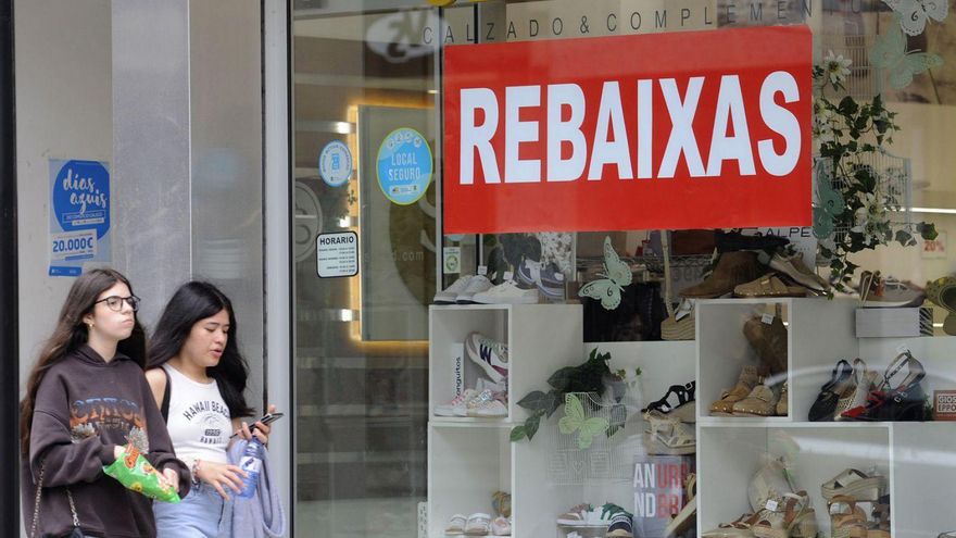 Un escaparate luce el cartel de rebajas en Lalín. | Bernabé/ Javier Lalín