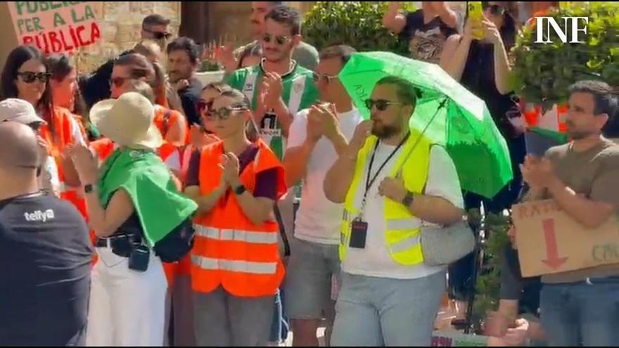 Concentración de profesores y maestros en la plaza de la Constitución de Torrevieja donde han reclamado la presencia del alcalde y el concejal de Educación