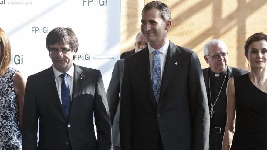 Los Reyes junto a Puigdemont y la alcaldesa de Girona.