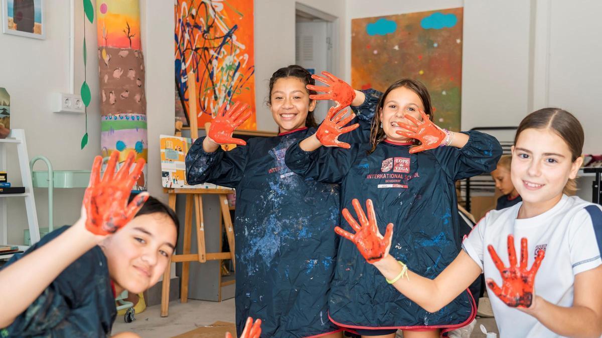 El colegio fomenta habilidades de comunicación, pensamiento crítico y creatividad.