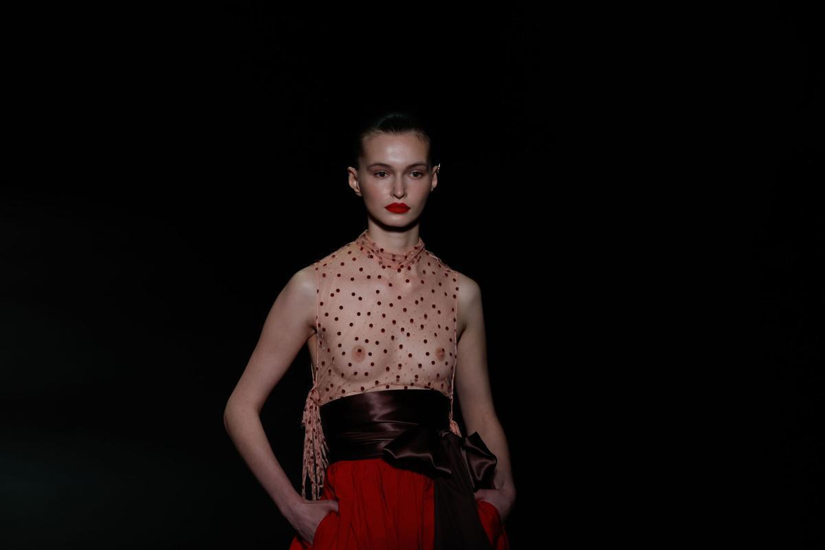 Una modelo luce un diseño de la nueva colección de Pedro del Hierro en la Semana de la Moda Mercedes Benz Fashion Week Madrid.