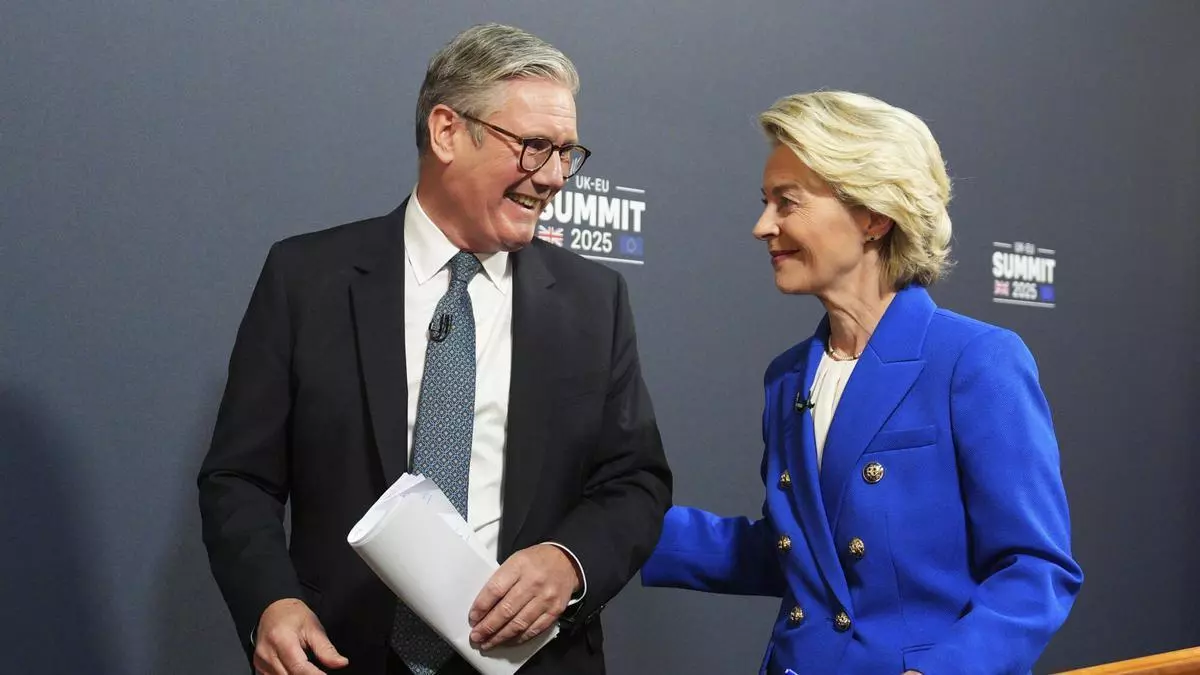 El Reino Unido y la UE dejan atrás el Brexit con un nuevo acuerdo de defensa, comercio y movilidad juvenil