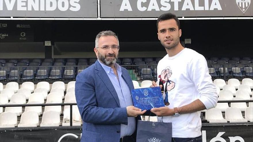 El UD Melilla homenajea a su ‘ex’, David Cubillas