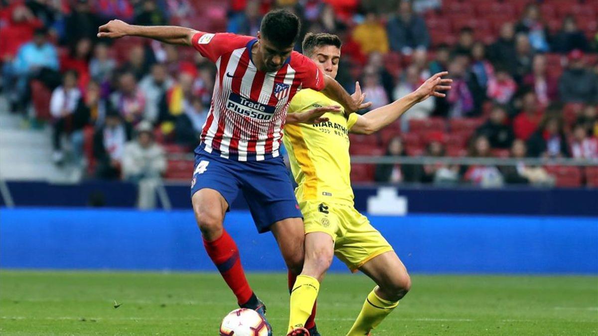 Rodrigo Hernández disputándose el balón con Pere Pons, jugador del Girona