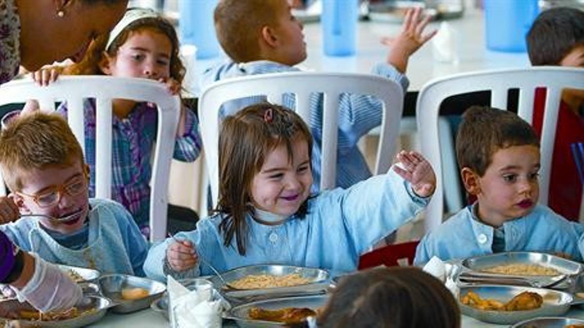 Unos niños en el comedor de la escuela Riu Segre de Lleida.