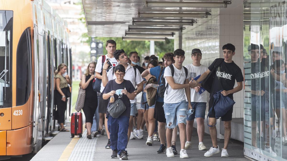 Alumnos llegan en el TRAM a la Universidad de Alicante en el inicio del curso