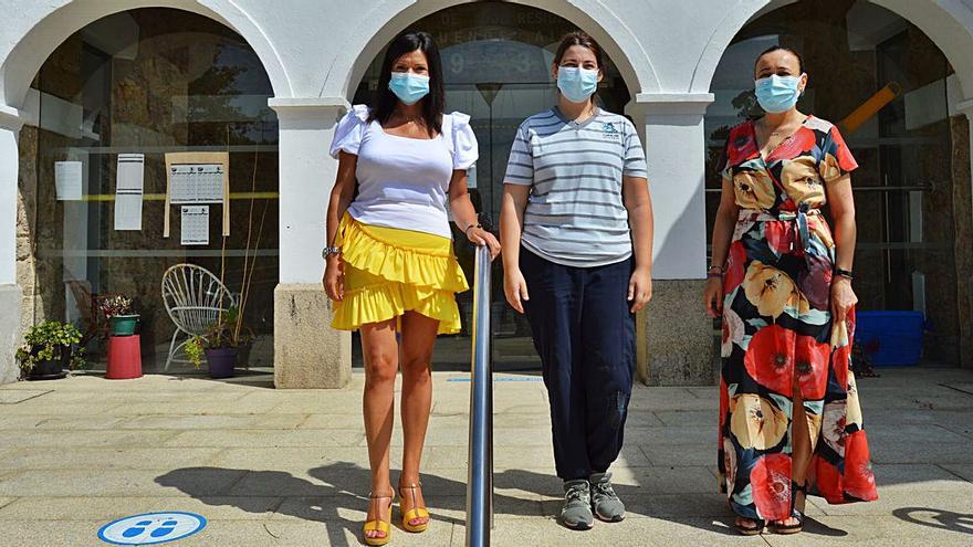 Nidia Arévalo, Ana Martínez y Sara Cebreiro, ayer, en la escuela de Cototorrón.   | // D.P.