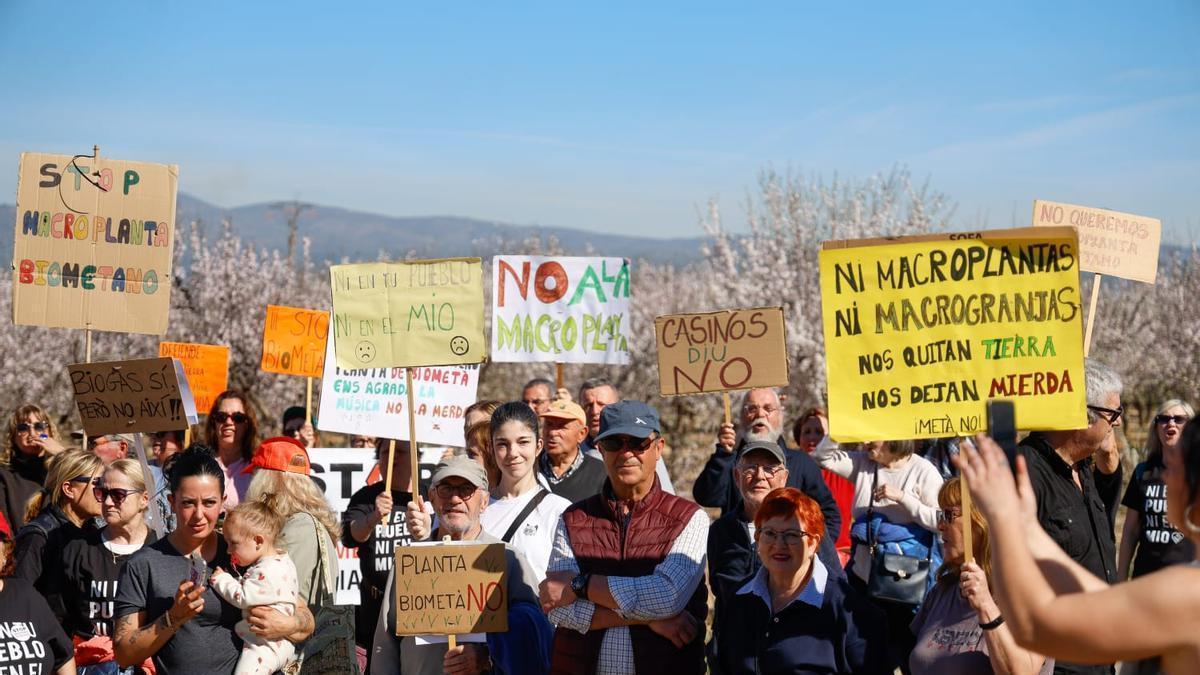 Protesta vecinal frente a la planta de biometano de Llíria